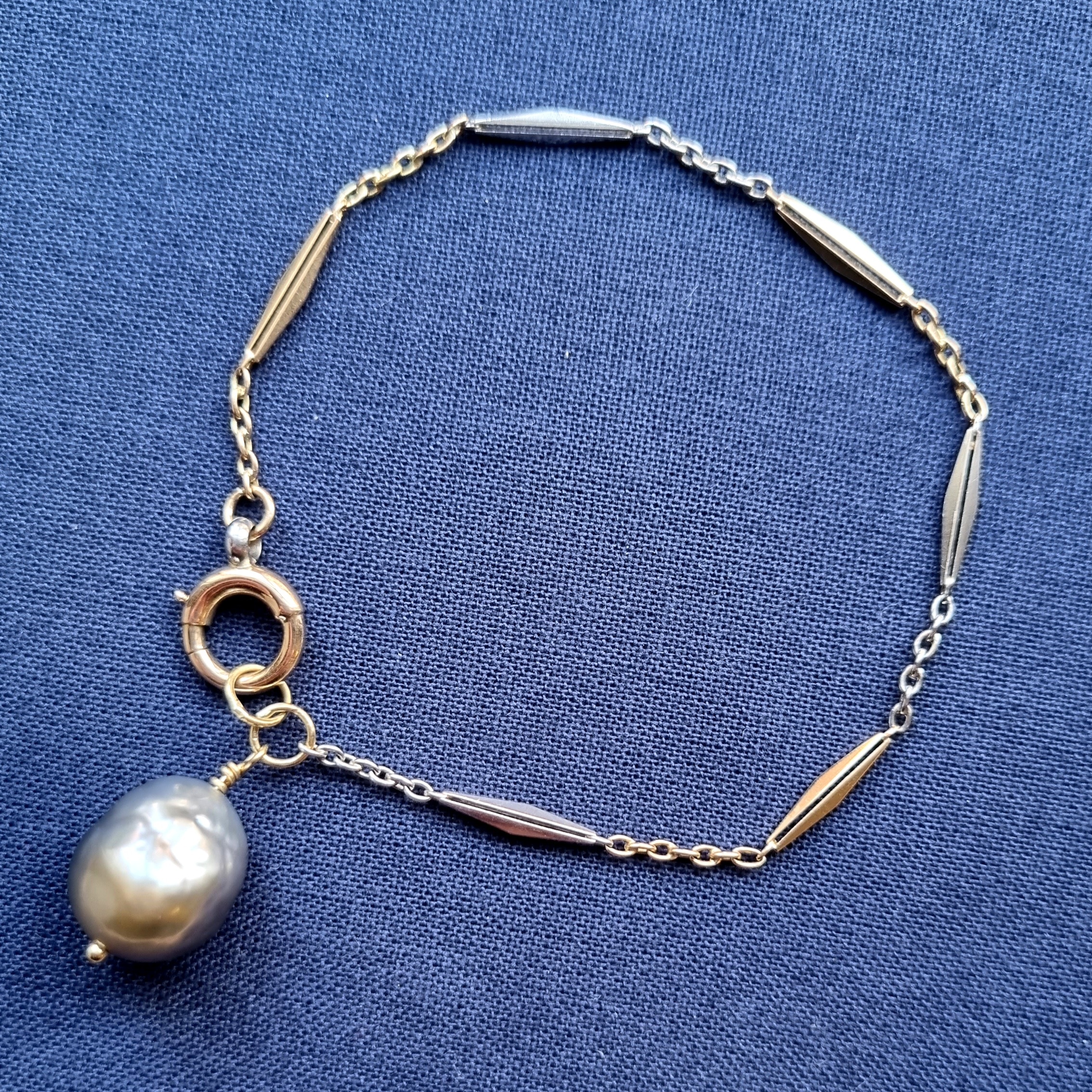A Platinum & 18ct Yellow Gold Bracelet with Tahitian Pearl